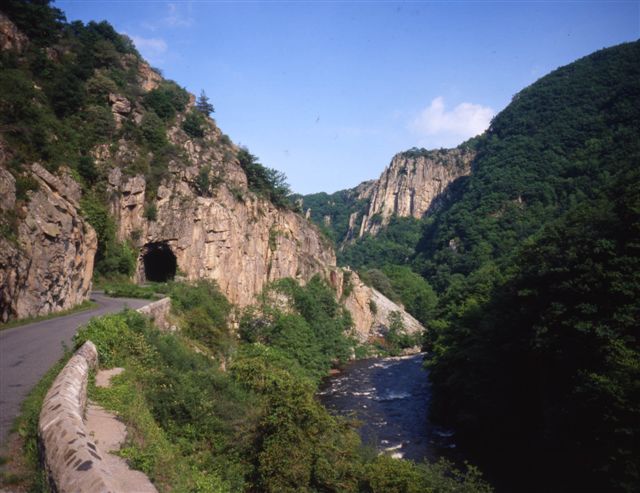 les gorges de la sioule superbe sauvage endroit magnifique les gorges de la sioule endroit incontournable a visiter 