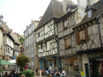 la magnifique ville de montluçon superbe aussi le coté de la vieille ville montluçon façon médiévale a visiter une region magnifique montluçon est situé au centre de la fance a 40 km de notre gite 